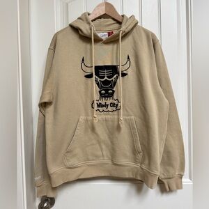 Mitchell and Ness Tan Chicago Bulls Windy City Poly/Cotton Blend Hoddie. Size L